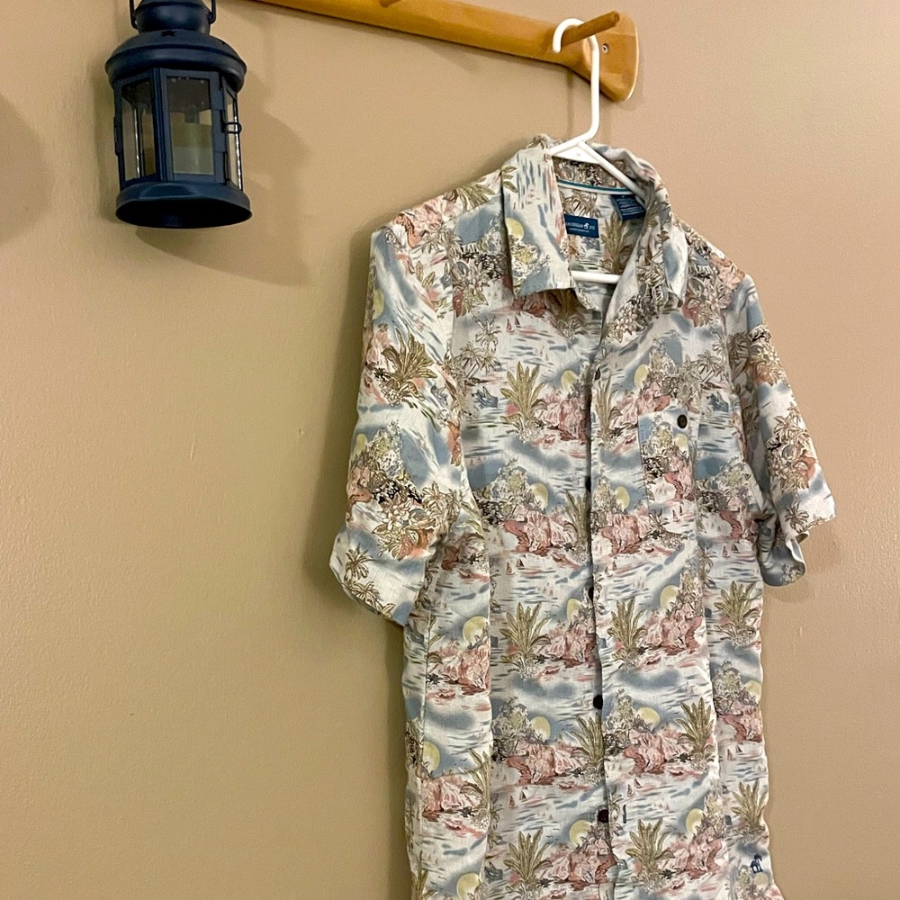 Caribbean Joe Mens Casual button down shirt gently worn.